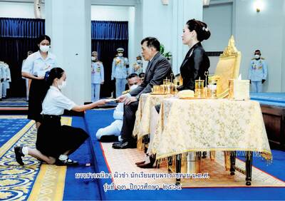 นางสาวพนิดา ผิวขำ
นักเรียนทุนการศึกษาพระราชทาน มูลนิธิทุนการศึกษาพระราชทานสมเด็จพระบรมโอรสาธิราชฯ สยามมกุฎราชกุมาร (ม.ท.ศ.) รุ่นที่ ๑๓ ปีการศึกษา ๒๕๖๔
คำหลัก: นักเรียนทุนพระราชทาน;มูลนิธิทุนการศึกษาพระราชทาน;ม.ท.ศ.